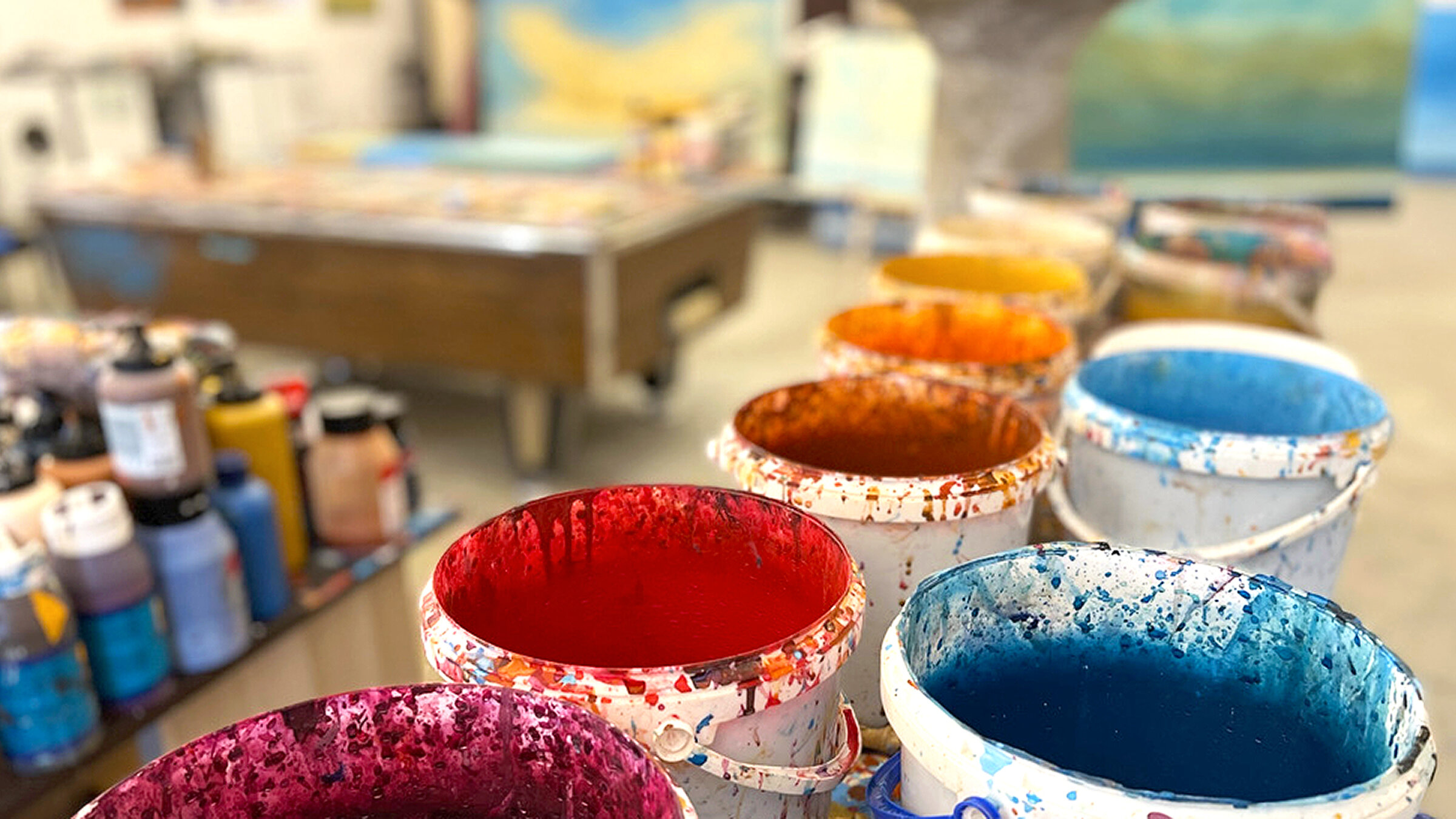Farbkübel im Atelier Salzburg